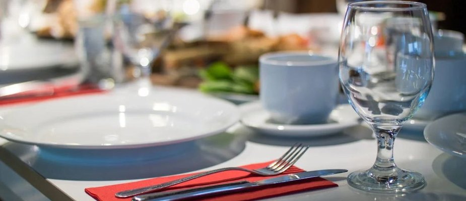 Como montar mesa de jantar? Truques simples que fazem toda a diferença!